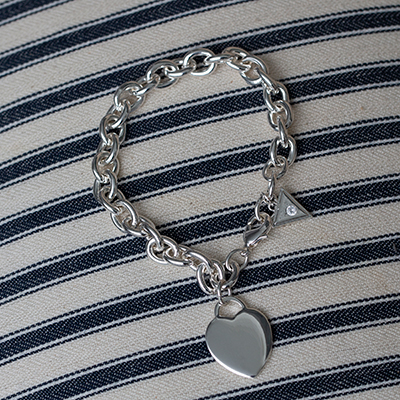 GUESS<sup>&reg;</sup> Classic Heart Charm Bracelet - This polished silver-tone finished bracelet is 8" in length and features the Guess<sup>&reg;</sup> "G" engraved logo heart charm with a lobster claw clasp.
